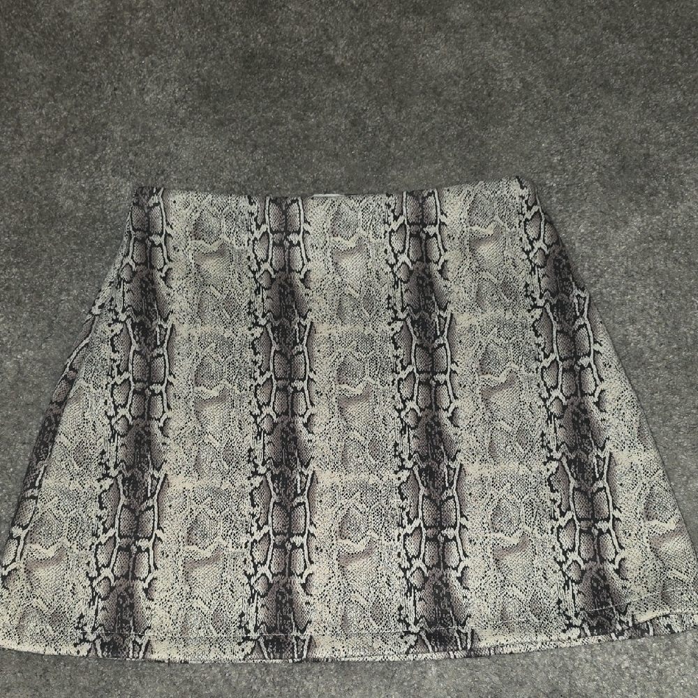 Gilli Black and Gray Snake Print Mini Skirt